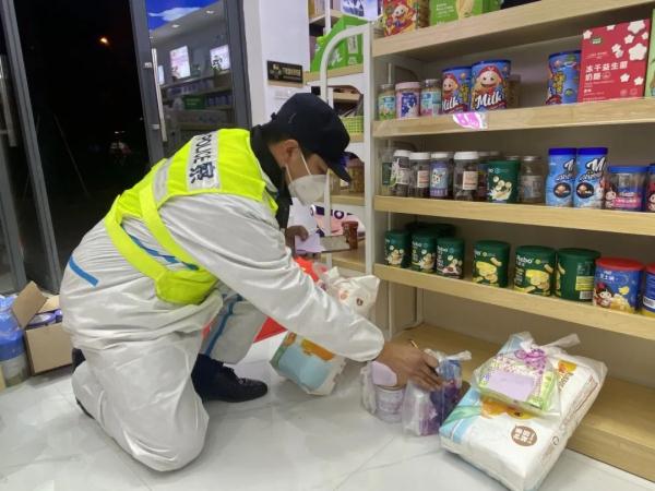 这位民警成了7个宝宝的“跑腿奶爸”