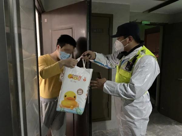 这位民警成了7个宝宝的“跑腿奶爸”