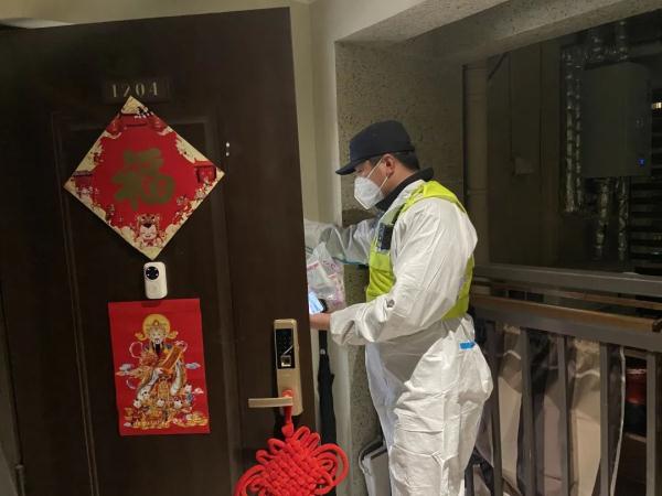 这位民警成了7个宝宝的“跑腿奶爸”