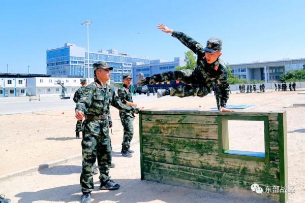 新兵第一次跑400米障碍，表现怎么样？