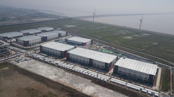 新华全媒＋丨上海临港方舱医院投入使用