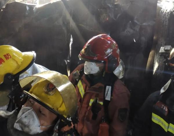 事发上海，居家熊孩子自制放大镜，把家点了！