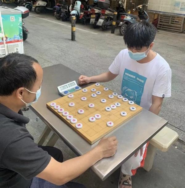 将武侠招式融入象棋, “90后”象棋教练通过直播打赏月入过万元 将武侠招式融入象棋, “90后”象棋教练通过直播打赏月入过万元