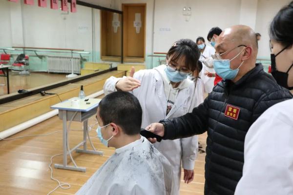 带范儿！东大学子变身理发师，“托尼老师”慕了！