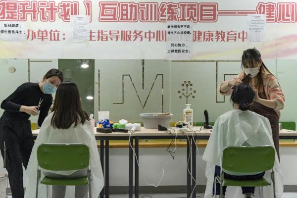 带范儿！东大学子变身理发师，“托尼老师”慕了！