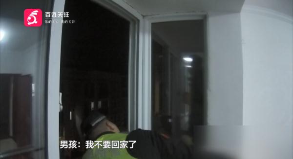 14岁男孩要跳楼，知道原因后，民警把他爸爸骂了一顿