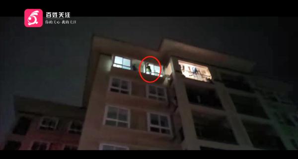 14岁男孩要跳楼，知道原因后，民警把他爸爸骂了一顿