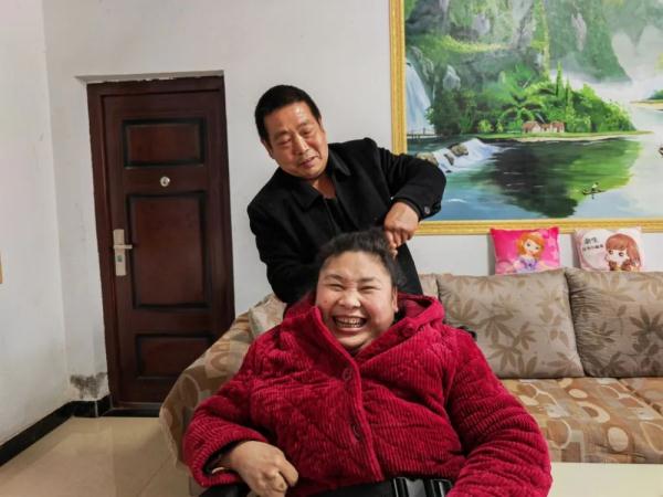 十年如一日，他用歌声唤醒了“植物人”妻子