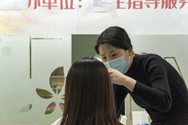 带范儿！东大学子变身理发师，“托尼老师”慕了！