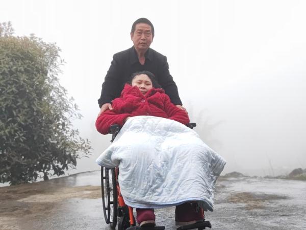 为唤醒植物人妻子，一首歌他唱了10年