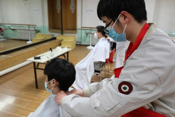 带范儿！东大学子变身理发师，“托尼老师”慕了！