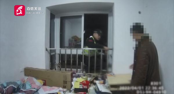 14岁男孩要跳楼，知道原因后，民警把他爸爸骂了一顿