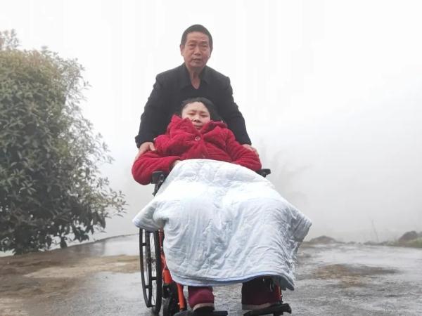 十年如一日，他用歌声唤醒了“植物人”妻子