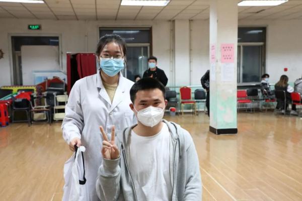 带范儿！东大学子变身理发师，“托尼老师”慕了！