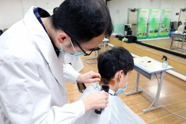 带范儿！东大学子变身理发师，“托尼老师”慕了！