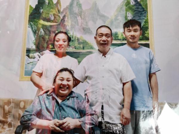 为唤醒植物人妻子，一首歌他唱了10年