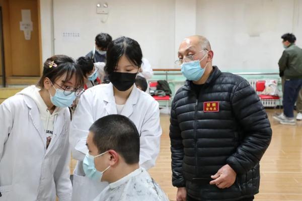 带范儿！东大学子变身理发师，“托尼老师”慕了！