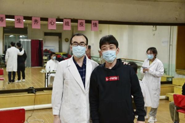 带范儿！东大学子变身理发师，“托尼老师”慕了！