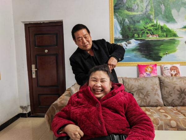 为唤醒植物人妻子，一首歌他唱了10年