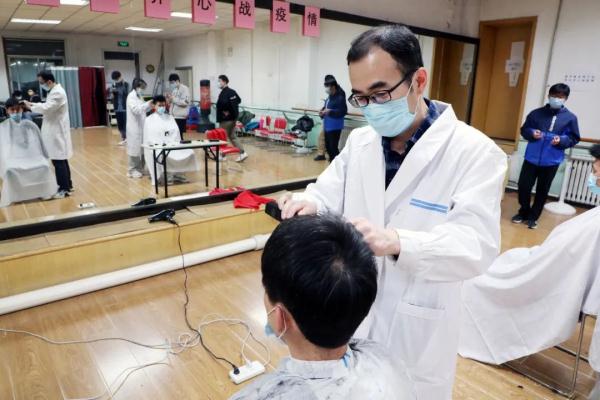 带范儿！东大学子变身理发师，“托尼老师”慕了！