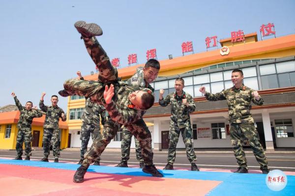 一招制敌看武警官兵搏击对抗训练