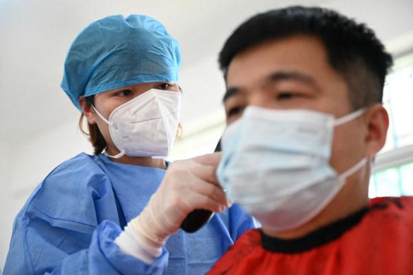 “咔嚓、咔嚓”和“谢谢、谢谢”——来自抗疫一线的温暖声音 “咔嚓、咔嚓”和“谢谢、谢谢”——来自抗疫一线的温暖声音