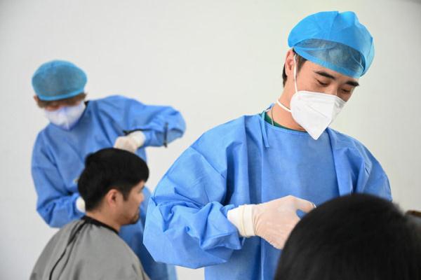 “咔嚓、咔嚓”和“谢谢、谢谢”——来自抗疫一线的温暖声音 “咔嚓、咔嚓”和“谢谢、谢谢”——来自抗疫一线的温暖声音