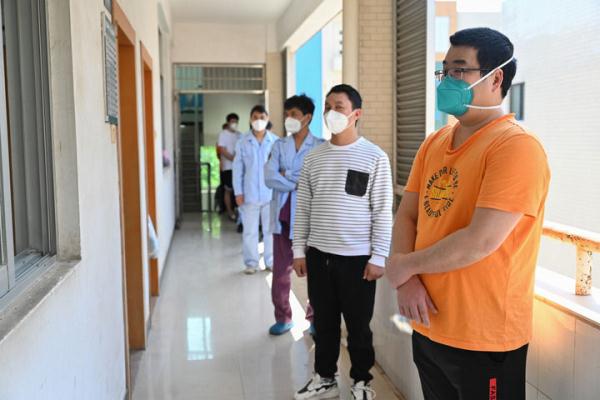 “咔嚓、咔嚓”和“谢谢、谢谢”——来自抗疫一线的温暖声音 “咔嚓、咔嚓”和“谢谢、谢谢”——来自抗疫一线的温暖声音