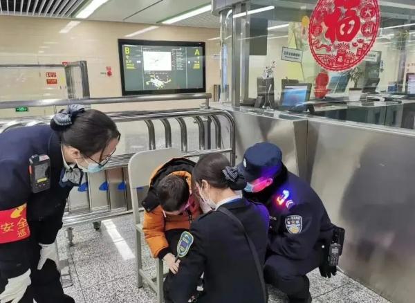 夕阳下最美的背影：盲人乘客被成都地铁“守护”三年