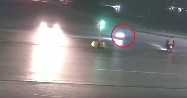 17岁少年,半夜骑电动车加速闯红灯被撞飞,全责! 17岁少年,半夜骑电动车加速闯红灯被撞飞,全责!