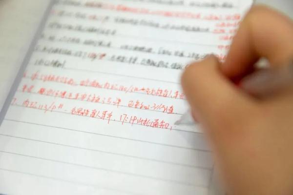 夕阳下最美的背影：盲人乘客被成都地铁“守护”三年
