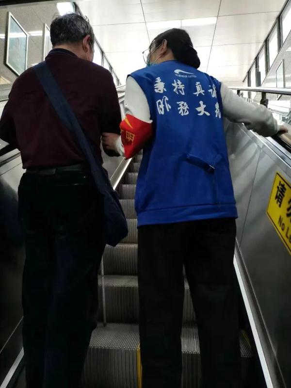 夕阳下最美的背影：盲人乘客被成都地铁“守护”三年