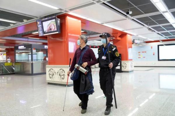 夕阳下最美的背影：盲人乘客被成都地铁“守护”三年