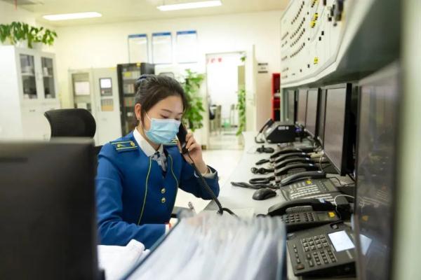 夕阳下最美的背影：盲人乘客被成都地铁“守护”三年