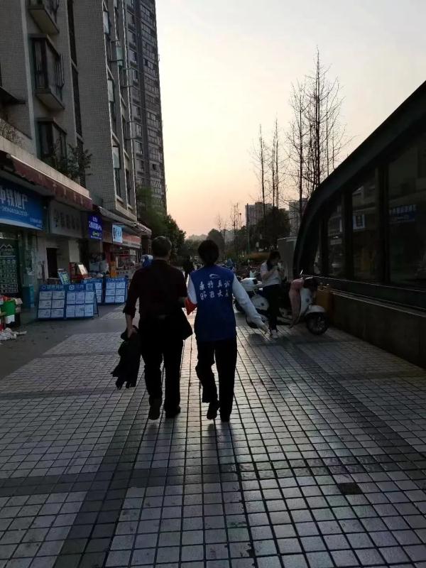 夕阳下最美的背影：盲人乘客被成都地铁“守护”三年