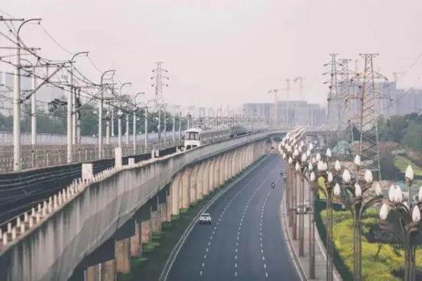 夕阳下最美的背影：盲人乘客被成都地铁“守护”三年