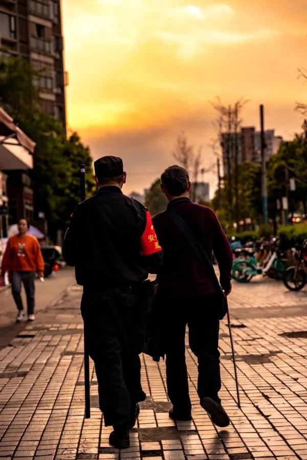 夕阳下最美的背影：盲人乘客被成都地铁“守护”三年