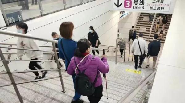 夕阳下最美的背影：盲人乘客被成都地铁“守护”三年