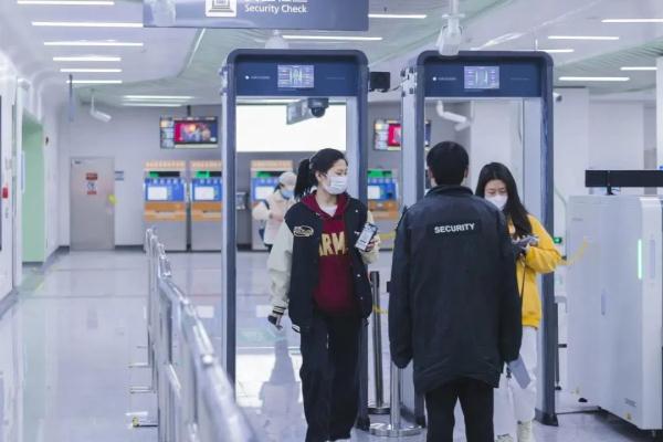 夕阳下最美的背影：盲人乘客被成都地铁“守护”三年