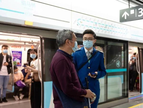 夕阳下最美的背影：盲人乘客被成都地铁“守护”三年