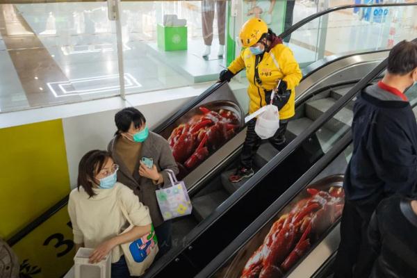 夫妻档网约工：用双腿“跑”生活  用双手创造幸福