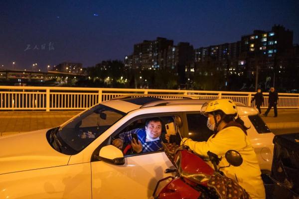 夫妻档网约工：用双腿“跑”生活  用双手创造幸福