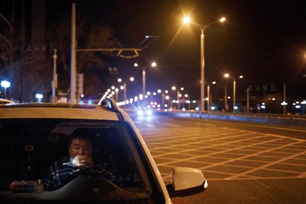 夫妻档网约工：用双腿“跑”生活  用双手创造幸福