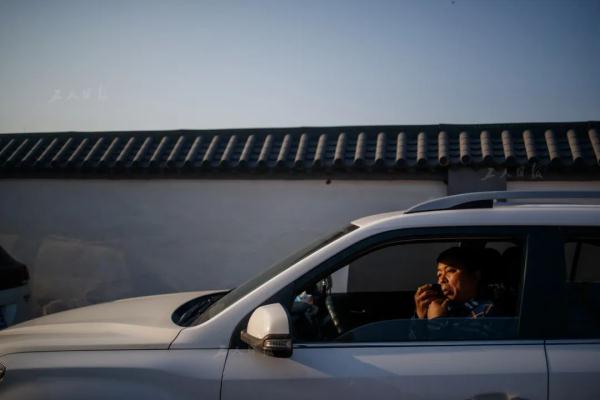 夫妻档网约工：用双腿“跑”生活  用双手创造幸福