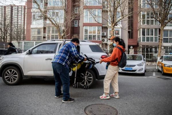 夫妻档网约工：用双腿“跑”生活  用双手创造幸福