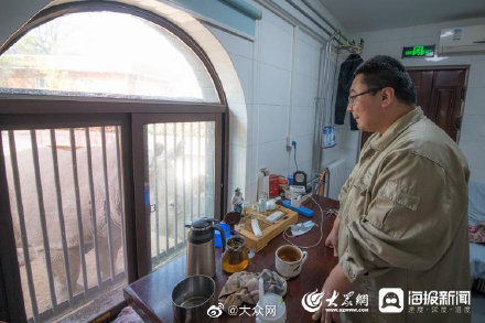 济南动物园里有位犀牛“铲屎官” 曾连续照顾十几个日夜帮犀牛熬过难关 济南动物园里有位犀牛“铲屎官” 曾连续照顾十几个日夜帮犀牛熬过难关