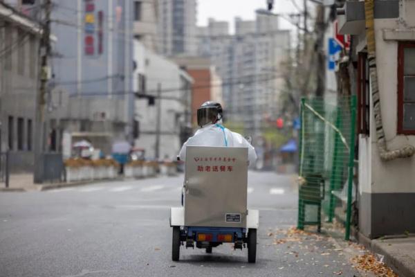 抢在封控前包好600只油面筋、300只百叶包，他们4人一个月来天天为150名老人供三餐
