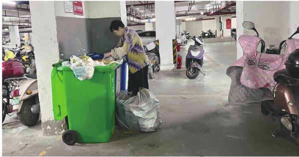 周一见 | 一些老人为何爱扫楼翻桶“捡垃圾”？这种情况要警惕→