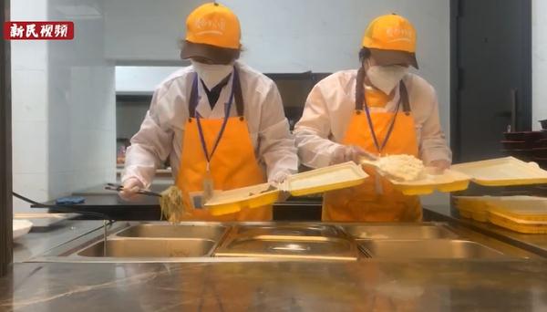 抢在封控前包好600只油面筋、300只百叶包，他们4人一个月来天天为150名老人供三餐