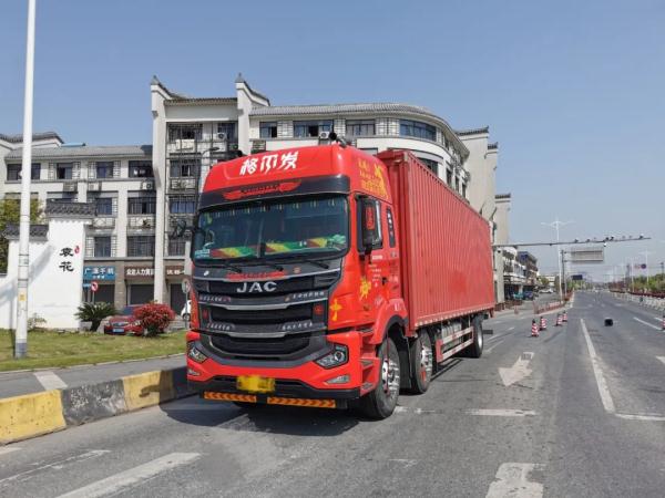 霸气海宁一司机将重型大货车留给了卡点民警